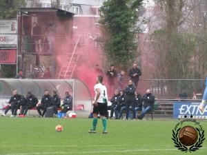 Ook aan het begin van de tweede helft pyro van de gasten.